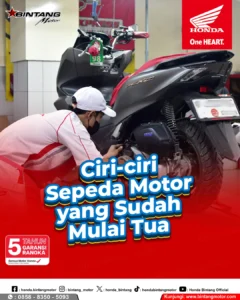 Mekanik memeriksa sepeda motor Honda yang mulai tua