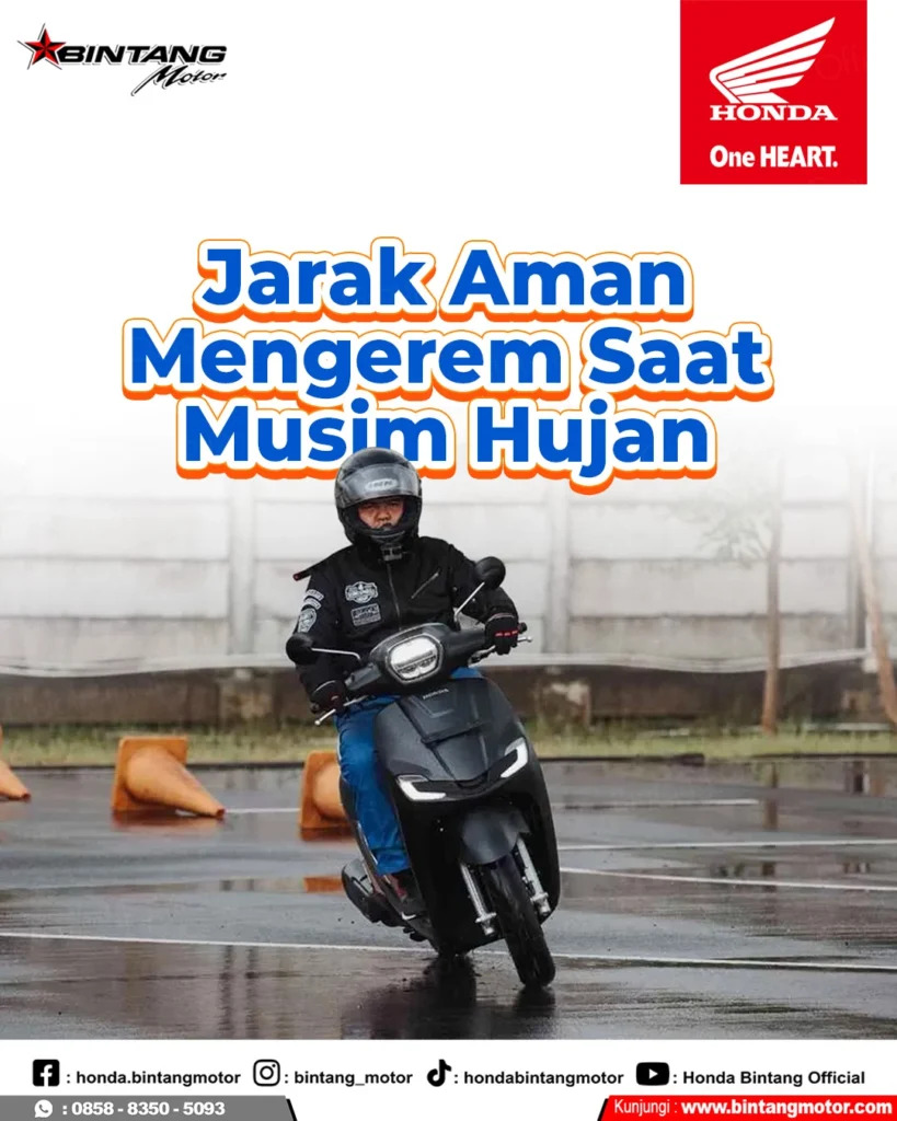 Pengendara motor Honda menjaga jarak aman mengerem saat hujan