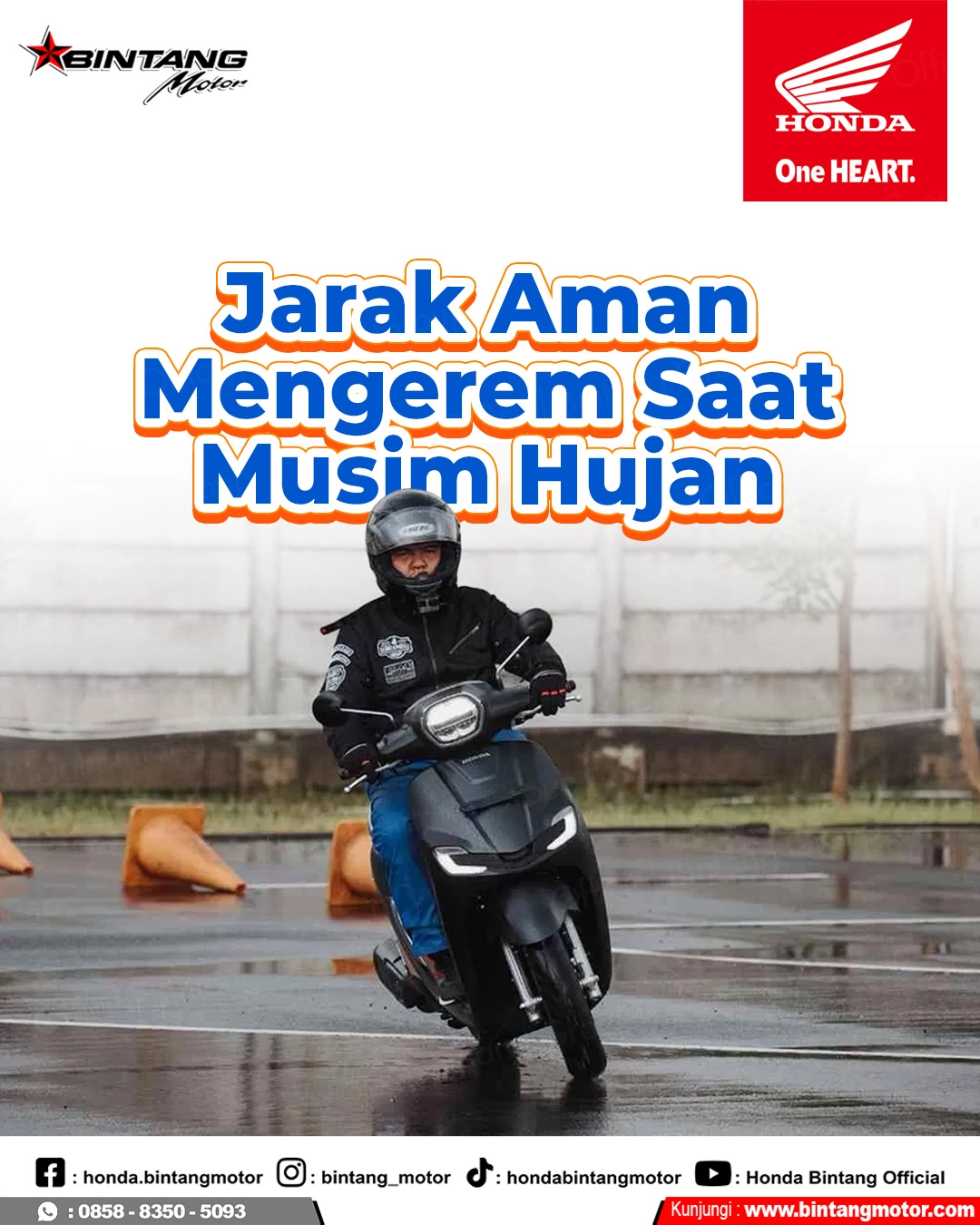 Pengendara motor Honda menjaga jarak aman mengerem saat hujan